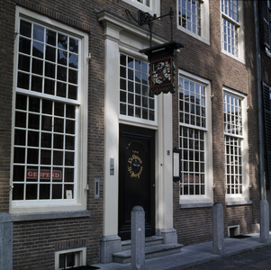 800148 Gezicht op de ingang van de discotheek Cyrano de Bergerac (Kromme Nieuwegracht 16-18) te Utrecht.